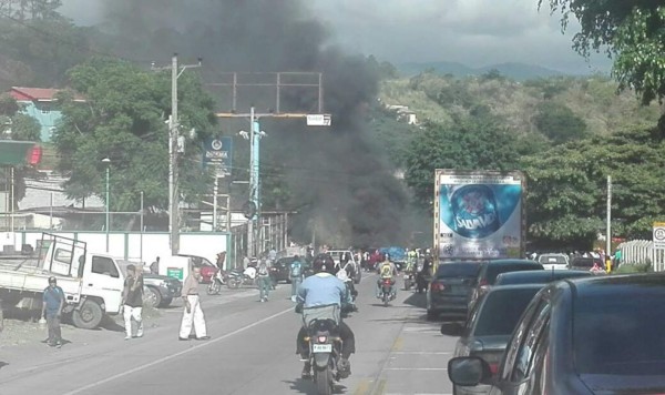 Desalojan a estudiantes de secundaria que se tomaron bulevar de Tegucigalpa
