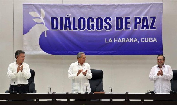 De izquierda a derecha, el presidente de Colombia, Juan Manuel Santos; el presidente de Cuba, Raúl Castro y el delegado de las FARC en Cuba, Rodrigo Londoño Echeverri, alias 'Timochenko'. Foto: EFE