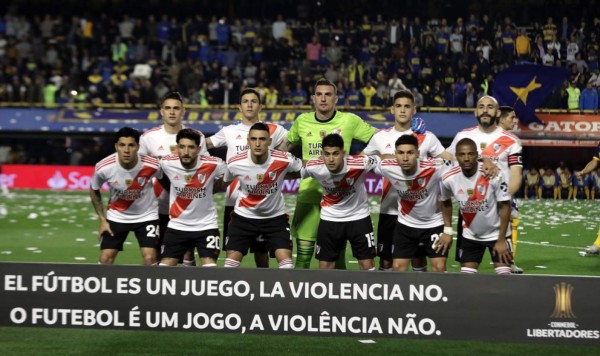 Players of River Plate pose for pictures before their all-Argentine Copa Libertadores semi-final second leg football match against Boca Juniors at La Bombonera stadium in Buenos Aires, on October 22, 2019. (Photo by Alejandro PAGNI / AFP)