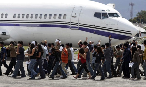 Aterriza en Guatemala primer vuelo de deportados en 2016 con 131 inmigrantes