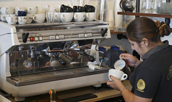 Café Baristo Gourmet, en la calle principal, a la par de la Municipalidad dentro de las instalaciones Seven Burgers. En la gráfica, el café expreso con leche.