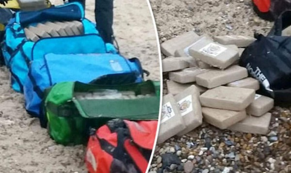 Hallan bolsas con 58.5 millones de euros en cocaína en una playa inglesa