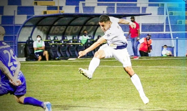 Roger Rojas marca su segundo gol con el Cartaginés que terminó perdiendo ante Pérez Zeledón