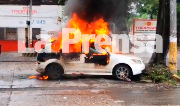 Con quemaduras resultan taxista y dos pasajeros al incendiarse carro