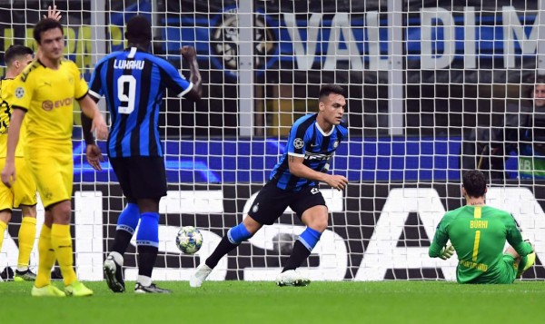 Lautaro Martínez corre a celebrar su gol frente al Borussia Dortmund. Foto AFP