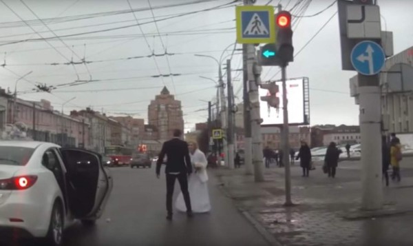 Video: La pelea de unos recién casados al salir de la iglesia