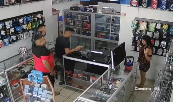 Cámaras captan a asaltantes de tienda de celulares en San Pedro Sula