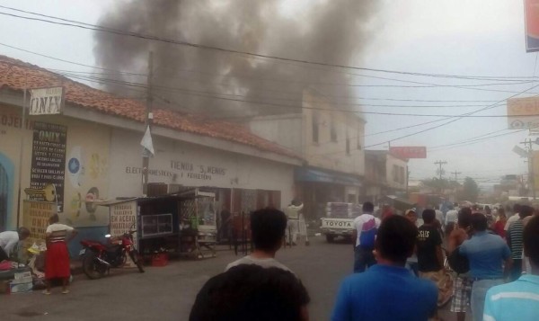 Se incendia un centro comercial en Choluteca