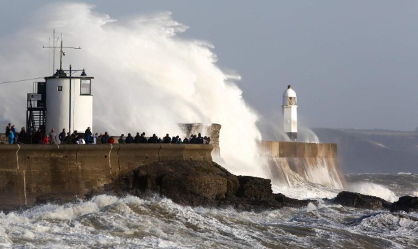 La tormenta Ofelia paraliza Irlanda y deja tres muertos