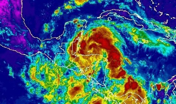 Foto satelital muestra la posición de la tormenta Earl afectando a Roatán y Guanaja en el departamento de Islas de la Bahía en Honduras en la tarde del miércoles.