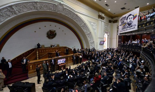 Parlamento venezolano dice que Maduro es un usurpador