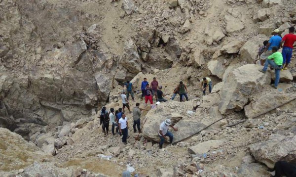 En búsqueda de mineros hallan bocamina con fuerte mal olor