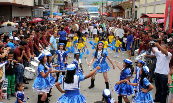 Ritmo y belleza en desfiles patrios del Valle de Sula