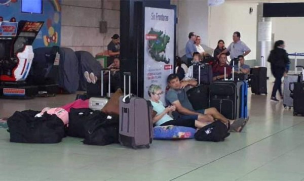 Paro de transportes afecta a pasajeros del aeropuerto Toncontín