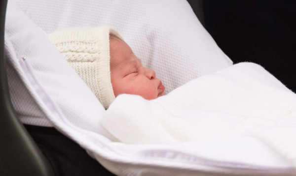 Catalina y el príncipe Guillermo presentan a su hija recién nacida