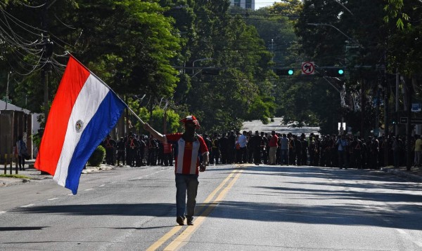Paraguayos protestan exigiendo renuncia del presidente Mario Abdo Benítez