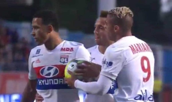¡A lo Cavani y Neymar! Compañeros del Lyon pelearon por tirar un penalti