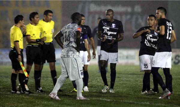 El Honduras Progreso-Motagua se retrasó 35 minutos por problemas de uniforme