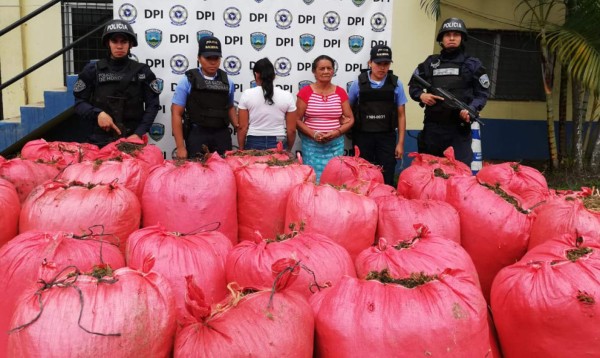 Detienen a dos mujeres con 3 mil libras de supuesta marihuana