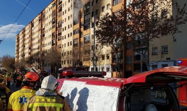 Tres muertos y 29 heridos en un incendio en un edificio de viviendas