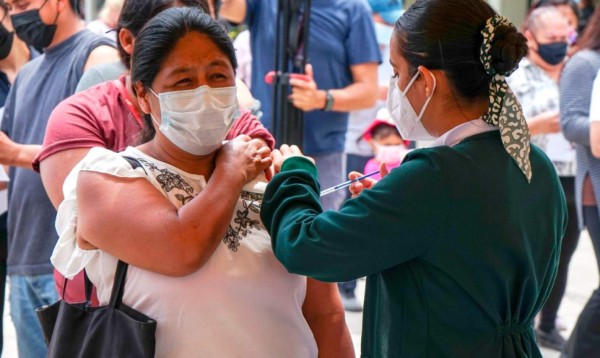 Migrantes hondureños reciben vacuna anticovid en Tijuana