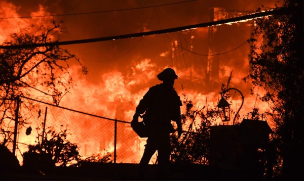 Nueve muertos y miles de evacuados por incendios en California