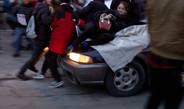 Video: Automóvil atropella a manifestantes en EUA