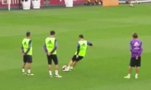 El gol 'imposible' de James Rodríguez en el entrenamiento del Real Madrid