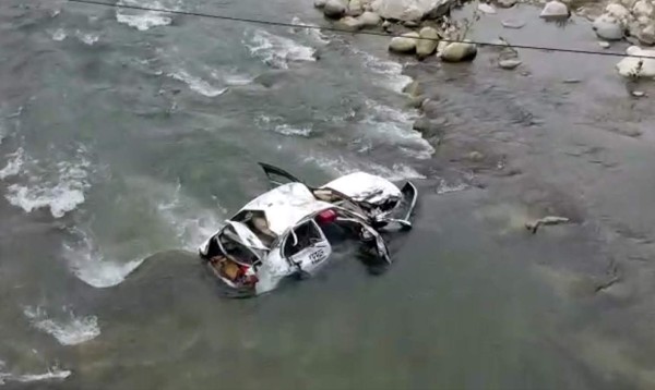 Taxi cae a río y deja a tres personas heridas en Omoa