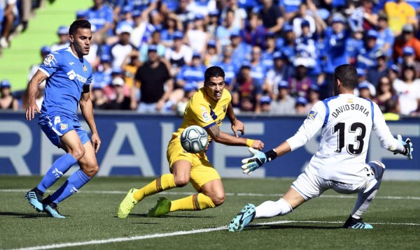 Luis Suárez estuvo cerca de marcar en esta acción contra el portero David Soria del Getafe. Foto AFP