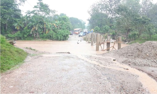 Cerrado el paso hacia el municipio de Iriona, Colón, por fuertes lluvias