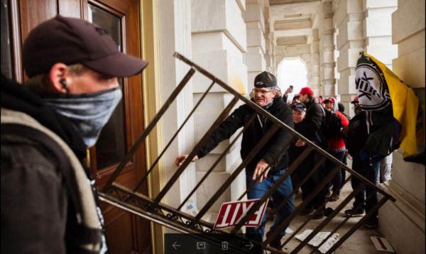 Pistolas desenfundadas y vidrios rotos: fanáticos de Trump generan caos en el Congreso