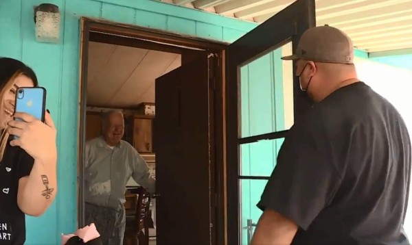 VIDEO: Repartidor de pizza de 89 años recibe propina de 12 mil dólares