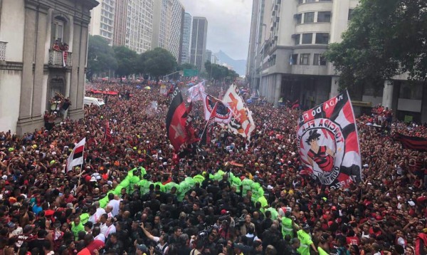 Flamengo fue recibido por una multitud en Río de Janeiro tras conquistar la Copa Libertadores