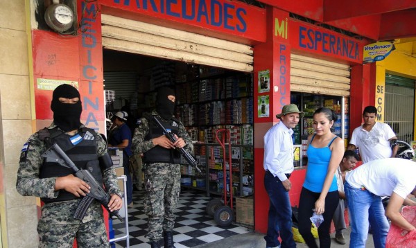 Allanan casa y decomisan lote de medicamentos en el norte de Honduras