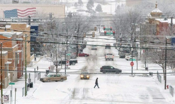 Tormentas de nieve dejan al menos 6 muertos y cientos de vuelos cancelados en EEUU