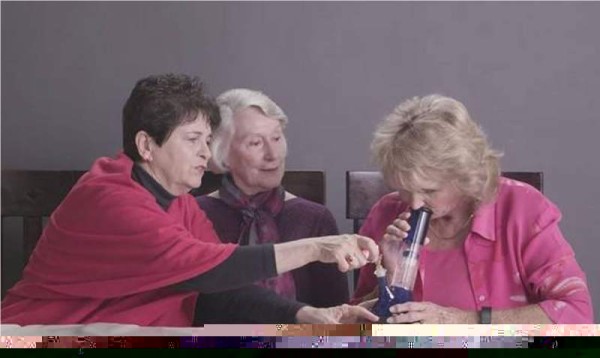 Las abuelas al momento de fumar marihuana por primera vez. Foto YouTube.