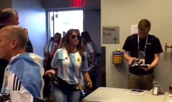 VIDEO: Antonella Roccuzzo deslumbra en su llegada al estadio de la final