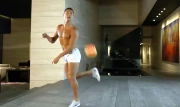 Cristiano Ronaldo dominando el balón... ¡en ropa interior!