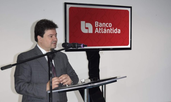 Guillermo Bueso, presidente ejecutivo de Banco Atlántida, entrega donativo a Funhocam