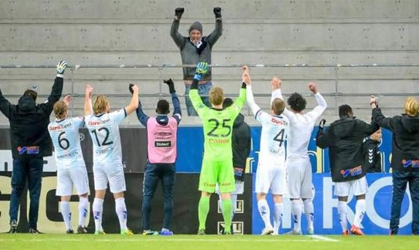 Equipo en zona de descenso celebra triunfo con el único aficionado que los apoyo