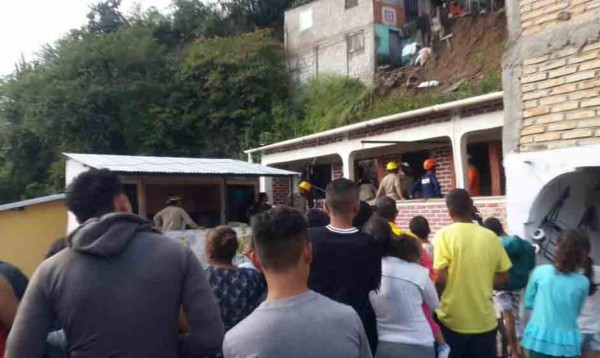 Lluvias dejan dos personas muertas tras un derrumbe en Tegucigalpa