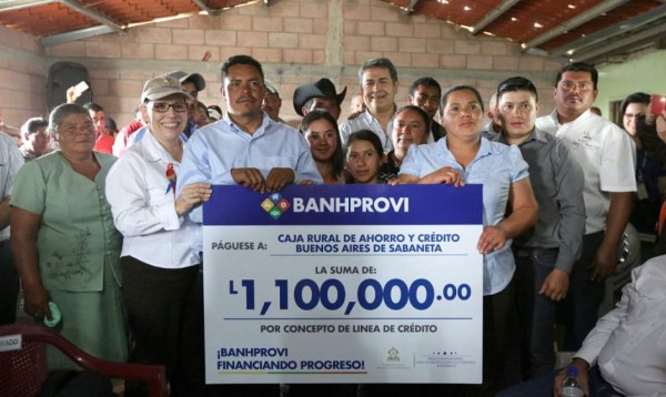 Presidente Hernández entrega más de L210 millones a productores   