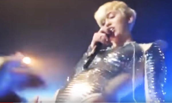 Miley Cyrus pide que le metan mano en pleno concierto