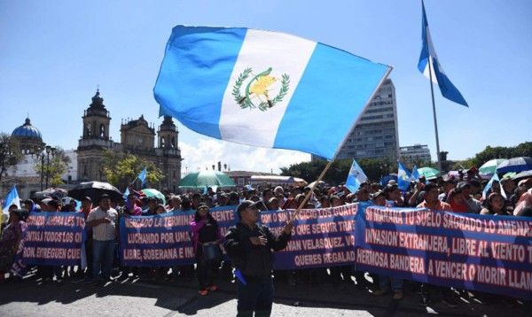 Guatemaltecos marchan contra intento de cierre de la Cicig
