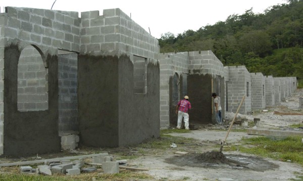 Programa exige construir 10 mil viviendas anuales