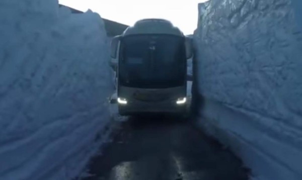 La maniobra que realizó un conductor para cruzar entre dos muros de nieve