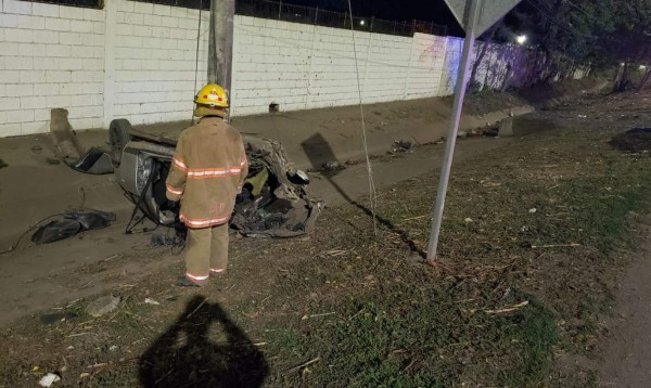 Conductor chocó contra poste de energía y luego su vehículo se prendió en fuego