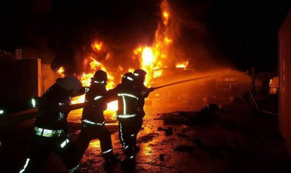Acción inmediata de bomberiles logra controlar incendio en gasolinera