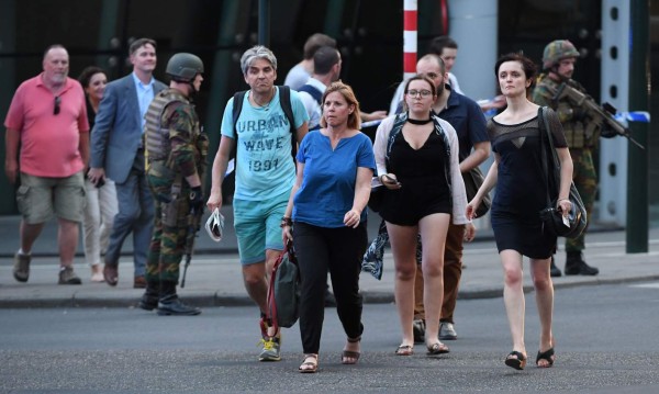 Soldiers and police officials guide members of the public on a street outside Gare Centrale in Brussels on June 20, 2017, after an explosion in the Belgian capital. / AFP PHOTO / Emmanuel DUNAND